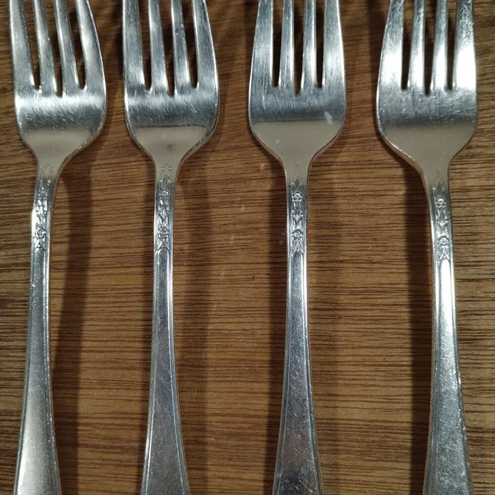 1847 Rogers Bros IS LOVELACE Silverplate Flatware 4 Salad Forks 6-3/4